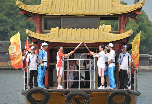 5月22日,火炬手們?cè)谀虾线M(jìn)行交接。當(dāng)日,北京奧運(yùn)會(huì)圣火在浙江嘉興傳遞。 新華社記者 安治平 攝
