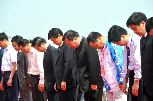 5月22日,在嘉興“七一”廣場舉行的起跑儀式上,各界人士向四川地震遇難同胞默哀。當(dāng)日,北京奧運(yùn)會圣火在浙江嘉興傳遞。 新華社記者 王小川 攝