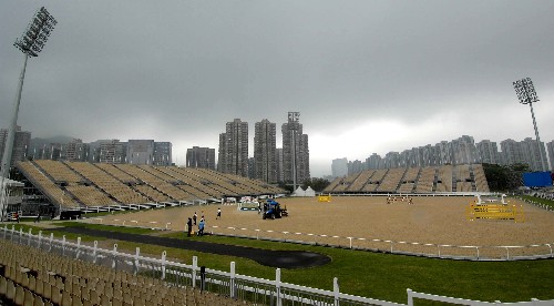 5月22日,香港賽馬會宣布,位于沙田的北京奧運馬術比賽主賽場已竣工,下周可交付北京奧運馬術比賽承辦單位使用。奧運會馬術盛裝舞步和場地障礙賽將在此舉行。圖為位于沙田的北京奧運馬術比賽主賽場內景(5月22日攝)。 新華社記者 公磊 攝