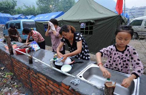 5月25日,群眾在臨時(shí)飲水處洗漱。 新華社記者 劉海峰 攝