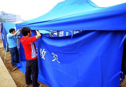 5月25日,一戶居民在搭建帳篷。新華社記者 劉海峰 攝