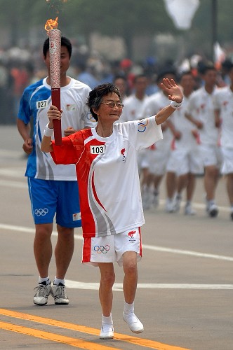 5月26日,火炬手周劍秋在進行傳遞。當日,北京奧運會圣火在江蘇泰州傳遞。 新華社記者 韓瑜慶 攝