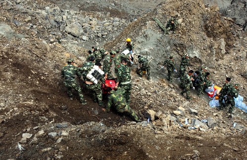 5月26日,戰(zhàn)士們在搬運發(fā)電機(jī)。 新華社記者 李剛 攝