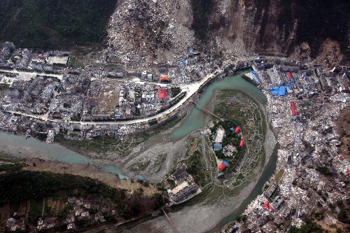 這是受到堰塞湖威脅的北川縣城(5月26日攝)。 新華社記者 李剛 攝