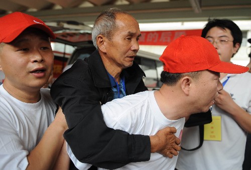 5月27日,志愿者在石家莊火車站背著一名傷員準(zhǔn)備上救護(hù)車。 當(dāng)日,首批到河北接受治療的77名四川汶川大地震受傷傷員由四川廣元乘坐專列抵達(dá)石家莊。這些傷員將被安置在石家莊市各大醫(yī)院接受治療。 新華社記者 楊世堯 攝