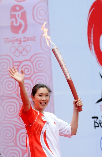 5月27日,最后一棒火炬手、前中國女排隊員孫玥在結(jié)束儀式上向觀眾致意。當(dāng)日,北京奧運會圣火在江蘇南京傳遞。 新華社記者 姜帆 攝