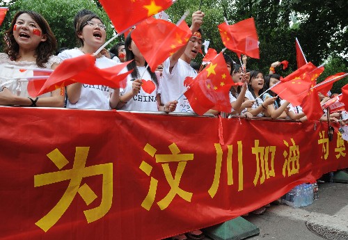 5月27日,群眾迎接奧運圣火。當(dāng)日,北京奧運會圣火在江蘇南京傳遞。 新華社記者 孫參 攝