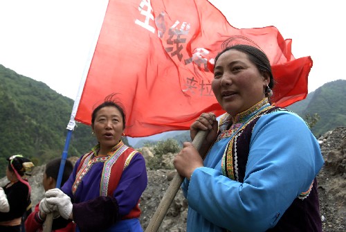 正在維修塌方路段的四川省寶興縣磽磧藏族鄉(xiāng)的藏族志愿者(5月27日攝)。 汶川地震以后,從成都繞經(jīng)雅安、馬爾康至汶川的公路成為通往汶川的“生命通道”。沿線的藏族群眾自發(fā)行動起來護路排險,確保道路暢通無阻。 新華社記者 李健 攝