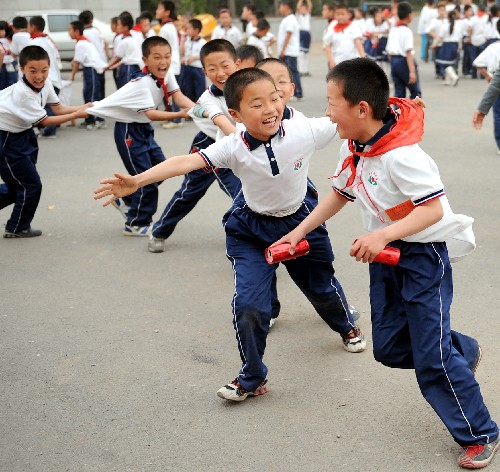 長(zhǎng)春雙陽(yáng)區(qū)第二實(shí)驗(yàn)小學(xué)的學(xué)生在玩“老鷹捉小雞”游戲(5月27日攝)。5月27日,“積極推進(jìn)‘陽(yáng)光工程’,促進(jìn)學(xué)生體質(zhì)健康發(fā)展論壇”在長(zhǎng)春開(kāi)幕,此次活動(dòng)的重要內(nèi)容之一是長(zhǎng)春市雙陽(yáng)區(qū)“陽(yáng)光體育”成果展示。展示過(guò)程中,孩子們用秧歌、呼啦圈舞、跳繩等多種方式詮釋了對(duì)“陽(yáng)光體育”的理解,用運(yùn)動(dòng)場(chǎng)上的歡聲笑語(yǔ)迎接即將到來(lái)的六一兒童節(jié)。 新華社記者 王昊飛 攝