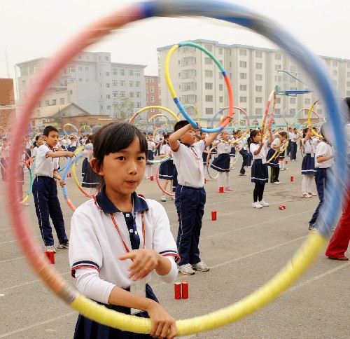 長(zhǎng)春雙陽(yáng)區(qū)第二實(shí)驗(yàn)小學(xué)的學(xué)生在表演呼啦圈舞(5月27日攝)。 新華社記者 王昊飛 攝