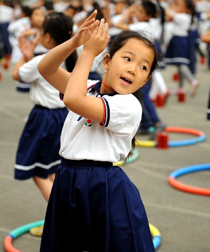 長(zhǎng)春雙陽(yáng)區(qū)第二實(shí)驗(yàn)小學(xué)的學(xué)生在表演呼啦圈舞(5月27日攝)。 新華社記者 王昊飛 攝