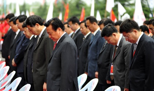 5月28日,在傳遞開(kāi)始前,起跑儀式的全體參與者向在四川地震中的遇難同胞默哀。當(dāng)日,北京奧運(yùn)會(huì)圣火在安徽合肥傳遞。 新華社記者 王雷 攝