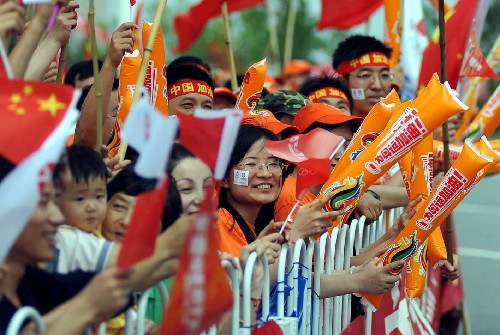 5月28日,合肥市民為奧運(yùn)圣火傳遞活動(dòng)加油。當(dāng)日,北京奧運(yùn)會(huì)圣火在安徽合肥傳遞。 新華社記者 王雷 攝