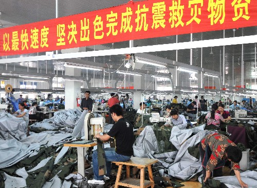 這是5月26日,揚(yáng)州市阿珂姆野營(yíng)用品有限公司的員工在緊張生產(chǎn)帳篷,支援抗震救災(zāi)。 新華社記者 陳琪 攝
