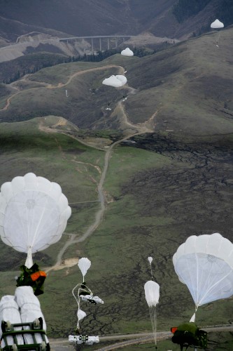 這是5月22日,空軍某部向地震災(zāi)區(qū)松潘縣尕尼臺(tái)、敬元鄉(xiāng)等8個(gè)地區(qū)空投食品、帳篷、棉被等救災(zāi)物資。 新華社發(fā)
