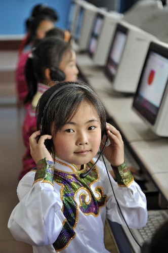 達(dá)斡爾族民族小學(xué)的學(xué)生在現(xiàn)代化的電教室里上課(5月24日攝)。 新華社記者 李欣 攝