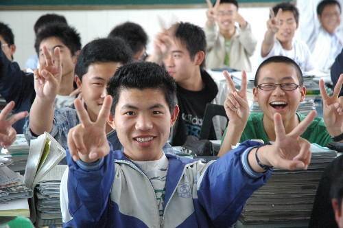 6月4日,山東省臨沭縣一所中學(xué)的高三學(xué)生做出勝利的手勢(shì)。 在高三學(xué)子緊張備戰(zhàn)高考的最后時(shí)刻,當(dāng)?shù)貙W(xué)校加強(qiáng)對(duì)學(xué)生的心理輔導(dǎo),通過(guò)心理壓力釋放游戲、心理咨詢等方式緩解學(xué)生的心理壓力,讓考生以自信、愉快的心情參加高考。 新華社發(fā)