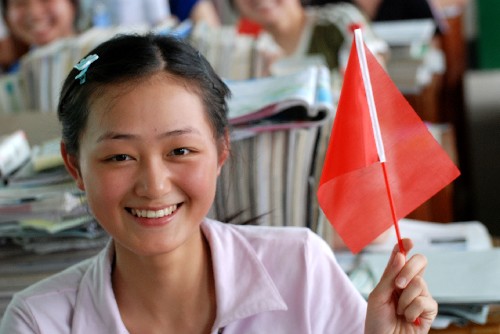 6月4日,廣西昭平縣中學(xué)的一名高三學(xué)生在心理調(diào)節(jié)課上揮舞紅旗為自己加油。 當(dāng)日,廣西昭平縣中學(xué)1400多名高三學(xué)生,在班主任和心理老師的科學(xué)引導(dǎo)下,釋放緊張心情,緩解心理壓力,以自信、樂(lè)觀的心態(tài)迎接高考。 新華社發(fā)