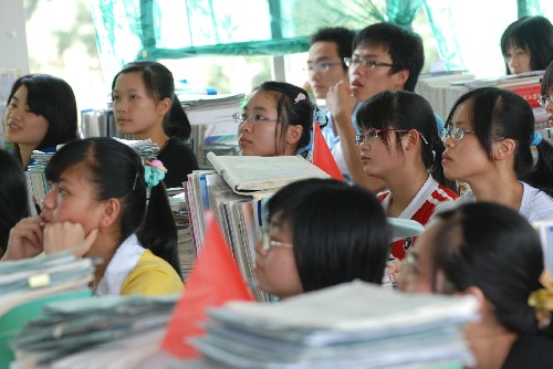 6月4日,廣西昭平縣中學(xué)高三學(xué)生全神貫注地聽(tīng)心理輔導(dǎo)課。 新華社發(fā)