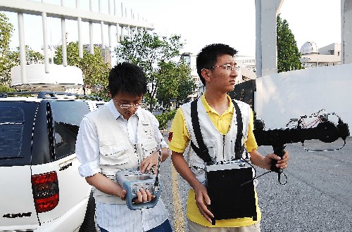 6月5日,工作人員正在揚(yáng)州一學(xué)校門前進(jìn)行無(wú)線電設(shè)備調(diào)試。為重點(diǎn)防范和打擊利用電子設(shè)備作弊的行為,今年揚(yáng)州高考將首次使用無(wú)線電監(jiān)測(cè)設(shè)備。 新華社發(fā)(王卓 攝)
