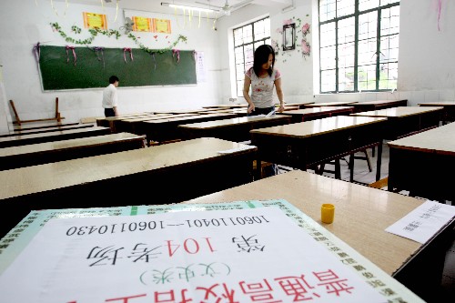 6月5日,在安徽省淮北市一考點(diǎn),兩位考場(chǎng)工作人員在布置考場(chǎng)。 當(dāng)日,安徽省淮北市高考進(jìn)入考場(chǎng)布置階段。 新華社發(fā)