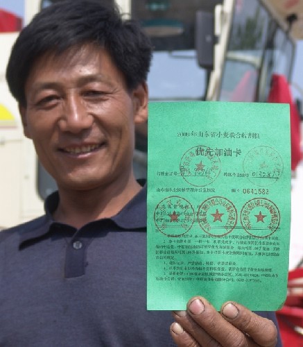 6月5日,山東省沂南縣楊家坡鎮(zhèn)小麥聯(lián)合收割機機手孫彥學(xué)展示他領(lǐng)到的“優(yōu)先加油卡”。 為確保小麥收獲工作順利進行,山東省日前開辟了三夏小麥聯(lián)合收割機加油“綠色通道”,5.1萬個“優(yōu)先加油卡”已開始向機手發(fā)放。機手憑此卡在山東省內(nèi)中石化、中石油加油站可享受優(yōu)先加油服務(wù)。 新華社發(fā)(杜昱葆 攝)