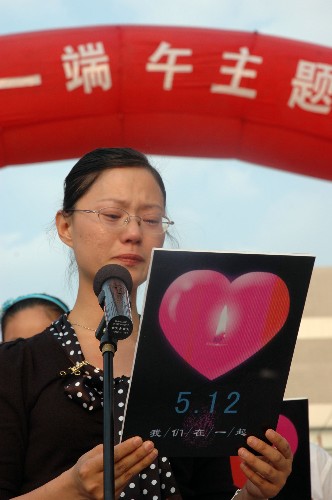 6月5日,江蘇洪澤縣實(shí)驗(yàn)小學(xué)的老師在朗誦詩(shī)歌,紀(jì)念汶川大地震遇難同胞。 當(dāng)日,江蘇洪澤縣舉行“我們的節(jié)日--端午主題文化活動(dòng)”。當(dāng)?shù)夭糠种行W(xué)的師生們朗誦了抗震救災(zāi)的詩(shī)歌,一起悼念汶川大地震的遇難同胞。 新華社發(fā)(陳亮 攝)