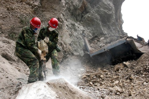 工程兵在艱難施工(6月6日攝)。 6月15日,一條由四川安縣睢水鎮(zhèn)至高川鄉(xiāng)的18公里被毀縣鄉(xiāng)公路,經(jīng)解放軍第二炮兵某部工程兵、公路交通部門等數(shù)支搶險(xiǎn)專業(yè)施工隊(duì)伍,經(jīng)過一個(gè)多月的晝夜搶修,終于貫通。 四川汶川地震發(fā)生時(shí),巨大的山體滑坡、塌方及泥石流將行駛在該路段的100多輛機(jī)動(dòng)車推下懸崖或掩埋,造成100多人死亡。因此,這段路曾被人稱為“死亡之路”。 新華社記者 陳海寧攝