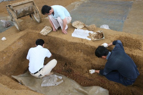 6月16日,考古人員在蚌埠雙墩1號(hào)墓提取文物。 當(dāng)日,安徽蚌埠雙墩1號(hào)墓葬繼15日正式揭墓成功提取18件文物后,又有7件文物出土。蚌埠雙墩1號(hào)墓葬位于安徽省蚌埠市淮上區(qū)小蚌埠鎮(zhèn)雙墩村境內(nèi),2006年12月份開始進(jìn)行搶救性發(fā)掘,現(xiàn)已進(jìn)入尾聲。依據(jù)隨葬品和墓底埋葬布局,考古專家判斷其時(shí)代應(yīng)為春秋時(shí)代。 新華社發(fā)