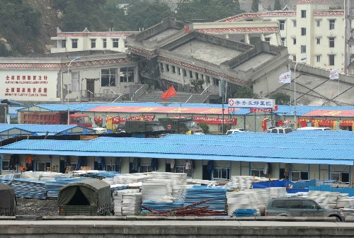 這是四川汶川映秀鎮(zhèn)活動(dòng)板房建設(shè)工地(6月17日攝)。 新華社記者 鞏志宏 攝