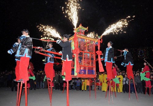 河南省沁陽市山王莊鎮(zhèn)萬南村民間藝人表演“高抬火轎”(2008年2月20日攝)。 新華社發(fā)(楊帆 攝)