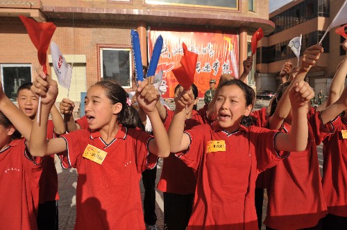 6月18日,喀什學(xué)生歡迎奧運圣火的到來。當(dāng)日,北京奧運圣火在新疆喀什傳遞。 新華社記者 安治平 攝