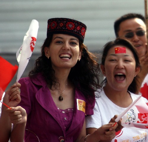 6月18日,當(dāng)?shù)厝罕姎g迎奧運圣火的到來。當(dāng)日,北京奧運圣火在新疆喀什傳遞。 新華社記者 李穎 攝