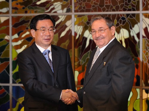 6月23日,中共中央政治局常委、中央紀(jì)委書(shū)記賀國(guó)強(qiáng)在哈瓦那會(huì)見(jiàn)古共中央第二書(shū)記、國(guó)務(wù)委員會(huì)主席兼部長(zhǎng)會(huì)議主席勞爾· 卡斯特羅。 新華社記者 馬占成 攝