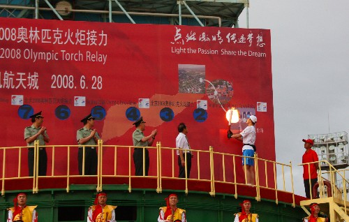 6月28日,火炬在起跑儀式中被點(diǎn)燃。當(dāng)日,北京奧運(yùn)圣火在東風(fēng)航天城傳遞。 新華社記者 李剛 攝