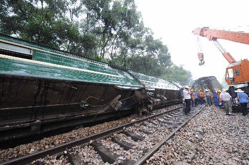 6月30日2時20分,由廣州開往重慶的1322次旅客列車行至黎湛鐵路廣西境內(nèi)米場—玉林間164公里900米處,因山體滑坡,造成機(jī)車及機(jī)后1至6位車廂脫軌,7人受輕傷,黎湛鐵路中斷行車。據(jù)南寧鐵路局介紹,事故發(fā)生后,南寧鐵路局立即組織隊伍趕赴現(xiàn)場救援。鐵道部副部長王志國趕赴現(xiàn)場組織緊急救援。 新華社記者 劉廣銘 攝