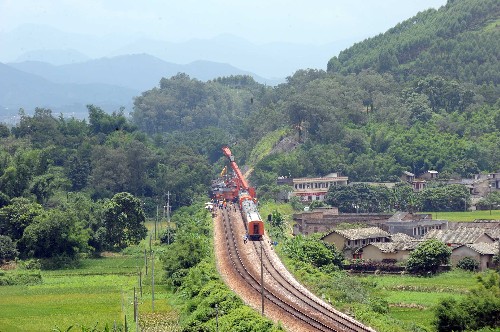 6月30日2時20分,由廣州開往重慶的1322次旅客列車行至黎湛鐵路廣西境內(nèi)米場—玉林間164公里900米處,因山體滑坡,造成機(jī)車及機(jī)后1至6位車廂脫軌,7人受輕傷,黎湛鐵路中斷行車。 新華社記者 劉廣銘 攝