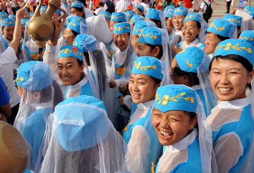 6月30日,演員們在起跑儀式上。當日,北京奧運圣火在寧夏吳忠傳遞。 新華社記者 劉泉龍 攝