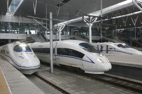 7月1日,京津城際高速鐵路全線試運(yùn)行,3列高速列車在天津站等待出發(fā)。試運(yùn)行時(shí),由北京南站和天津站3對共6列列車對開,列車往返速度達(dá)每小時(shí)300公里。 新華社發(fā)(段毅剛 攝)