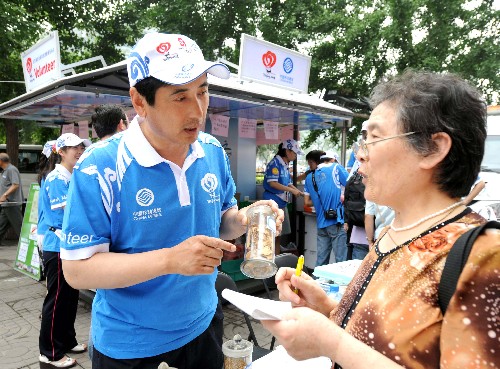 7月1日,一名城市志愿者(左)在北京圖書大廈站點(diǎn)給一位市民介紹家庭常用中藥的性能與使用方法。當(dāng)日,首批200個(gè)北京奧運(yùn)會(huì)城市志愿者服務(wù)站點(diǎn)投入使用,北京奧運(yùn)會(huì)、殘奧會(huì)城市志愿者正式上崗開展服務(wù)。據(jù)悉,在7月1日至10月8日的100天里,將有40萬名城市志愿者,在北京市內(nèi)的所有奧運(yùn)會(huì)城市志愿者服務(wù)站點(diǎn)陸續(xù)上崗,為奧林匹克大家庭成員、國(guó)內(nèi)外媒體記者、觀眾、游客以及首都廣大市民提供信息咨詢、應(yīng)急、語言翻譯等服務(wù)。 新華社記者羅曉光攝