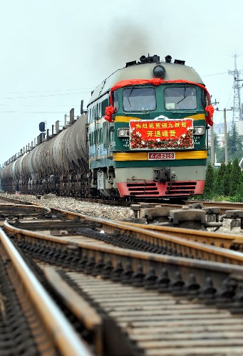 7月1日9時(shí)58分,國(guó)家重點(diǎn)工程--銅(陵)九(江)鐵路正式開通運(yùn)營(yíng),即日起分流貨物列車。此舉將緩解京九線九江至向塘區(qū)段的行車密度,為下步即將實(shí)施的京九線電氣化改造工程創(chuàng)造有利條件。 新華社記者 章武 攝