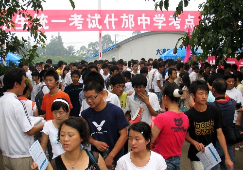 7月3日,在地震災(zāi)區(qū)什邡中學(xué)考點,考生們結(jié)束語文考試后離開板房考場。 新華社記者 任會斌 攝