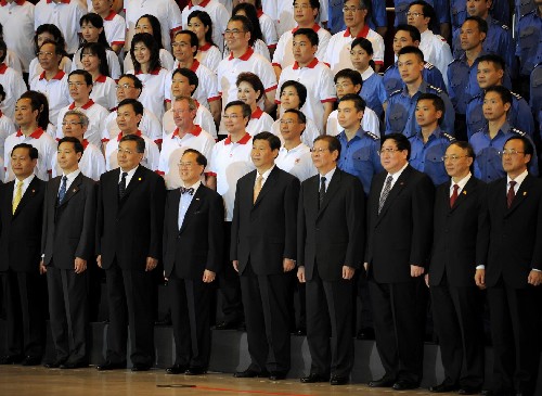 7月8日,國家副主席習(xí)近平來到香港赤鱲角特區(qū)政府飛行服務(wù)隊總部,會見參加四川抗震救災(zāi)的香港救援、醫(yī)療、防疫人員。這是習(xí)近平與香港救援、醫(yī)療、防疫人員合影。 新華社記者 呂小煒 攝