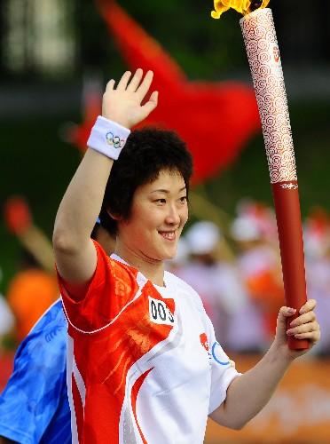 7月18日,火炬手宋妮娜手持火炬進(jìn)行傳遞。當(dāng)日,北京奧運(yùn)圣火在遼寧省鞍山市傳遞。 新華社記者 任勇 攝