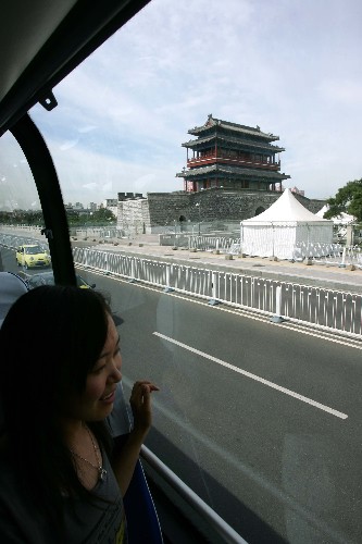 7月17日,媒體記者乘坐旅游雙層公交車,欣賞沿途景觀。 新華社發(fā)