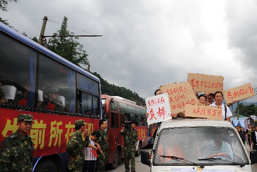 7月21日,四川省什邡市鎣華鎮(zhèn)群眾向解放軍官兵道別。當日,在抗震救災一線奮戰(zhàn)近兩個月的空軍某部1700多名官兵撤離四川省什邡市鎣華鎮(zhèn),數(shù)千名當?shù)厝罕娐動嵹s來送別親人解放軍。 新華社記者 江宏景 攝