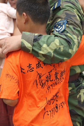 7月21日,空降兵某部軍官與小朋友依依惜別。當日,在重災區(qū)四川省綿竹市漢旺鎮(zhèn)抗震救災兩個多月的空降兵某部2000余名官兵集結(jié)后準備撤離,當?shù)財?shù)千名群眾聞訊趕來送別親人解放軍。 新華社記者 李剛 攝