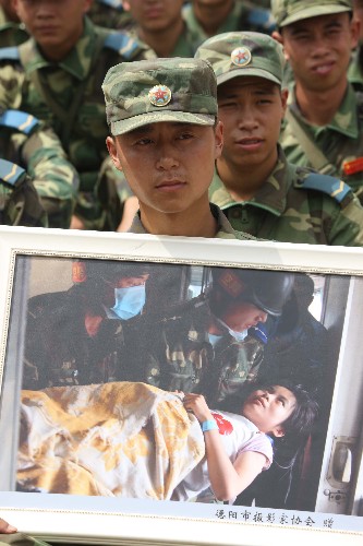這是準備撤離的空降兵某部官兵(7月21日攝)。7月21日,在重災區(qū)四川省綿竹市漢旺鎮(zhèn)抗震救災兩個多月的空降兵某部2000余名官兵集結(jié)后準備撤離,當?shù)財?shù)千名群眾聞訊趕來送別親人解放軍。 新華社記者 李剛 攝