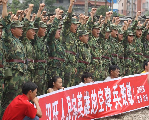 這是準備撤離的空降兵某部官兵(7月21日攝)。7月21日,在重災區(qū)四川省綿竹市漢旺鎮(zhèn)抗震救災兩個多月的空降兵某部2000余名官兵集結(jié)后準備撤離,當?shù)財?shù)千名群眾聞訊趕來送別親人解放軍。 新華社記者 李剛 攝