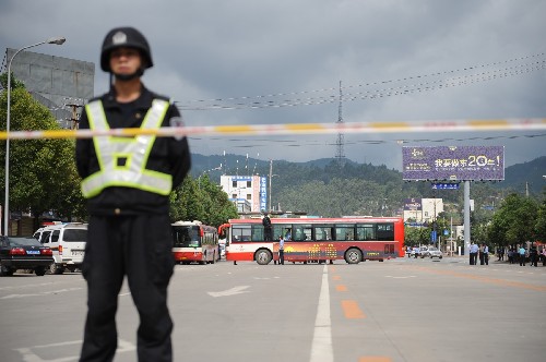 7月21日,警察在昆明市昌源路與人民西路交叉路口的爆炸現(xiàn)場(chǎng)警戒。 當(dāng)日7時(shí)許和8時(shí)許,云南省昆明市公共汽車公司兩輛54路公交車在昆明醫(yī)學(xué)院附屬第一醫(yī)院側(cè)門附近的人民西路和昌源路與人民西路交叉路口附近發(fā)生爆炸,分別造成1人死亡10人受傷和1人死亡4人受傷。初步判斷,這兩起公共汽車爆炸案件是人為破壞案件。案件發(fā)生后,省市公安等有關(guān)部門人員已在現(xiàn)場(chǎng)開展相關(guān)工作。 新華社記者 秦晴 攝